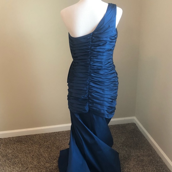 Long evening gown - Picture 4 of 7